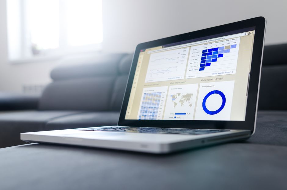 Дашборд з аналітикою даних на екрані монітора